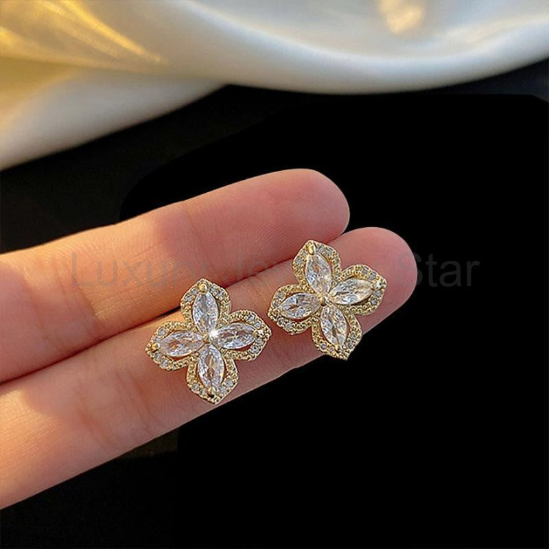 Rotating four-leaf clover necklace