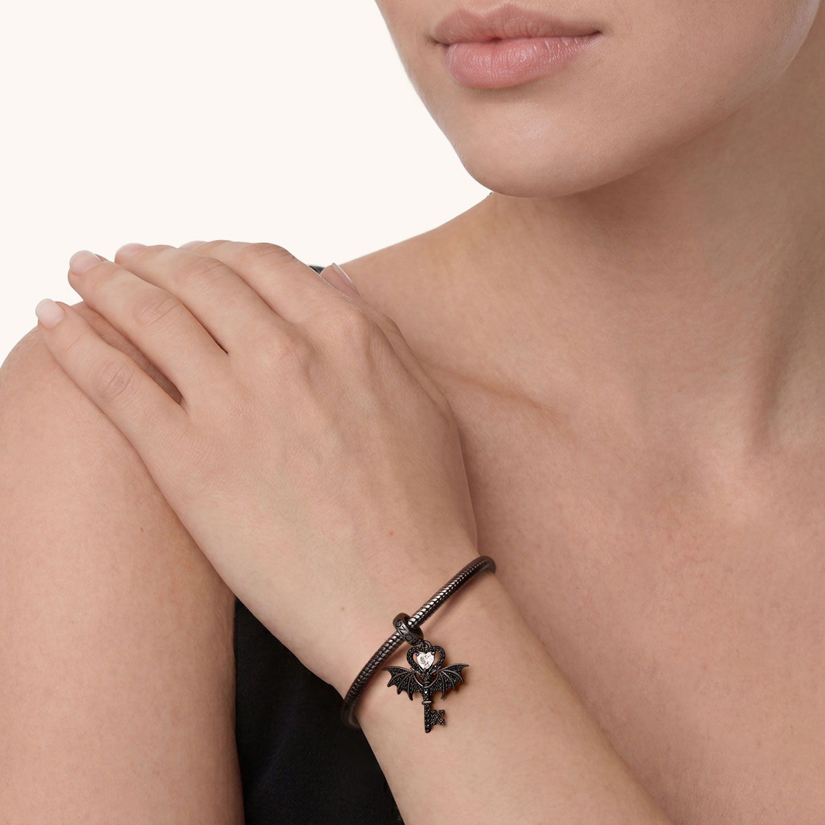 Gnoce  Dark Style Bat Wings & Key Charm