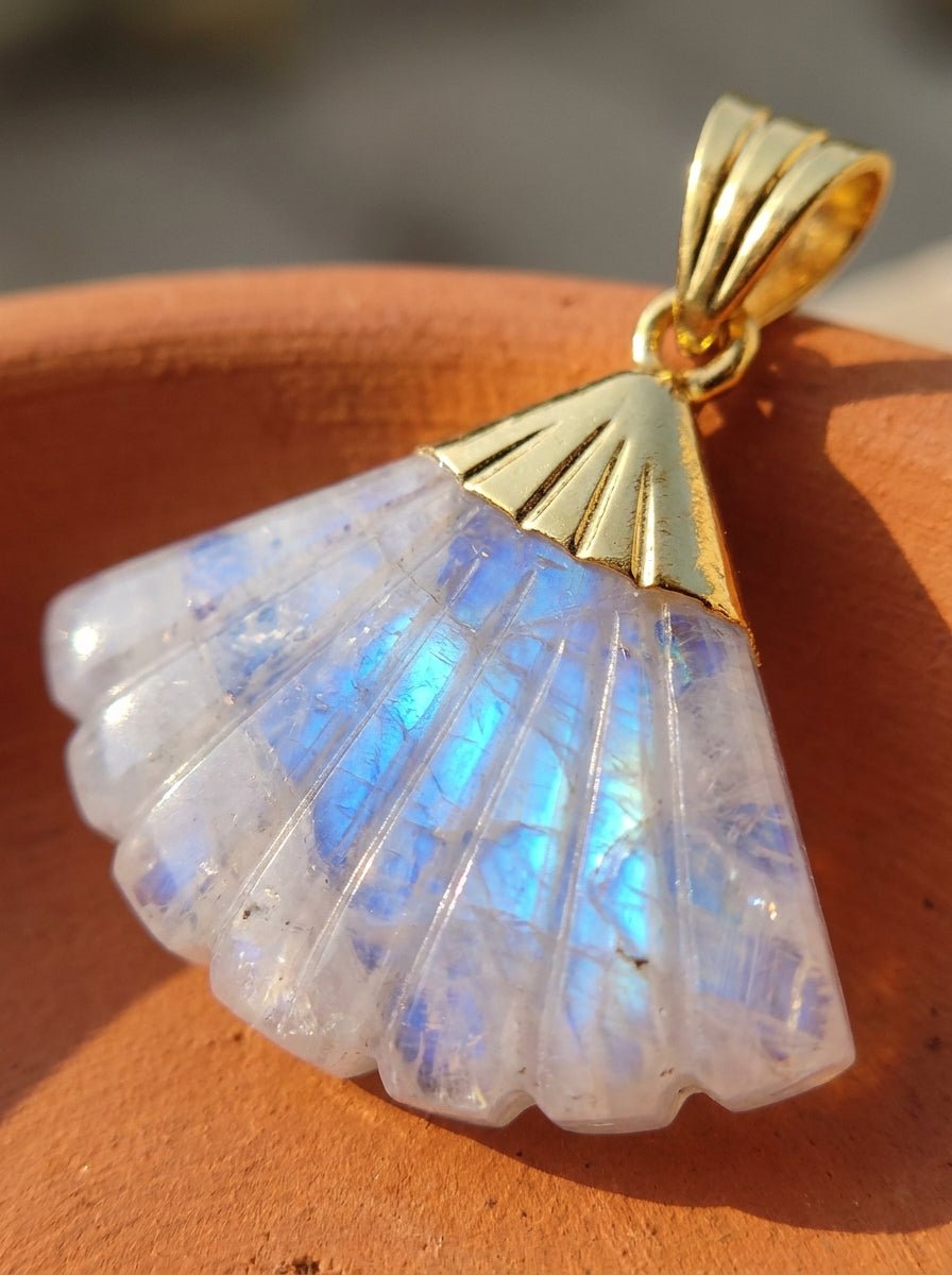 Collier CANDACE Aqua | Pendentif Éventail Pierre Sculptée – Univers Aquatique