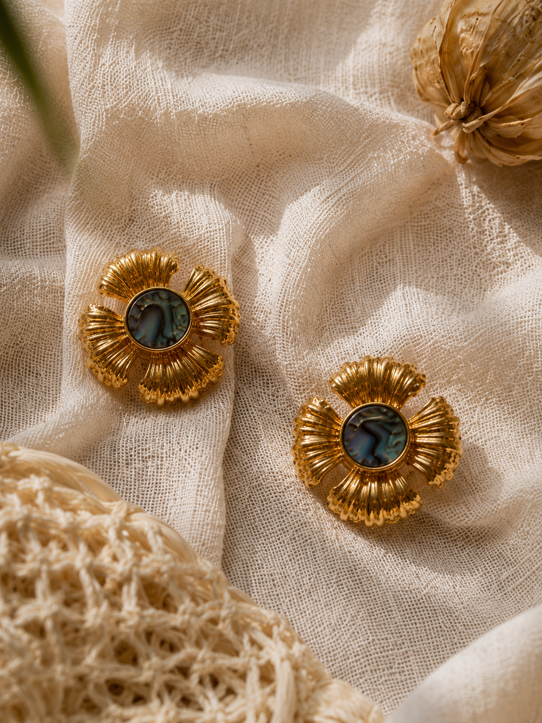 Boucles d'Oreilles HIBISCUS ABALONE - Fleur Dorée Abalone Irisée - Bijou Aquatique Plaqué Or 18K