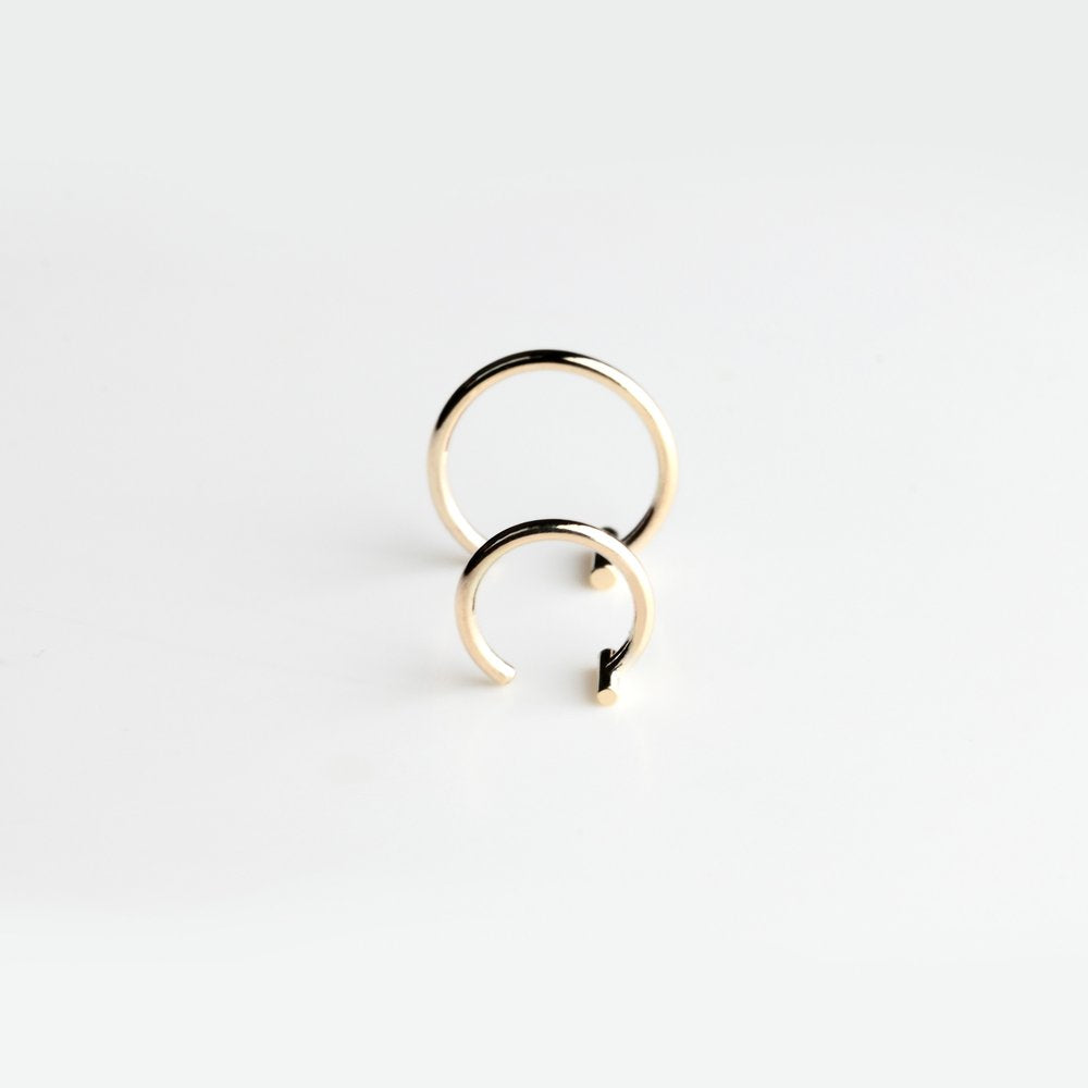 ESSENTIAL DASH GOLD HOOP EARRING