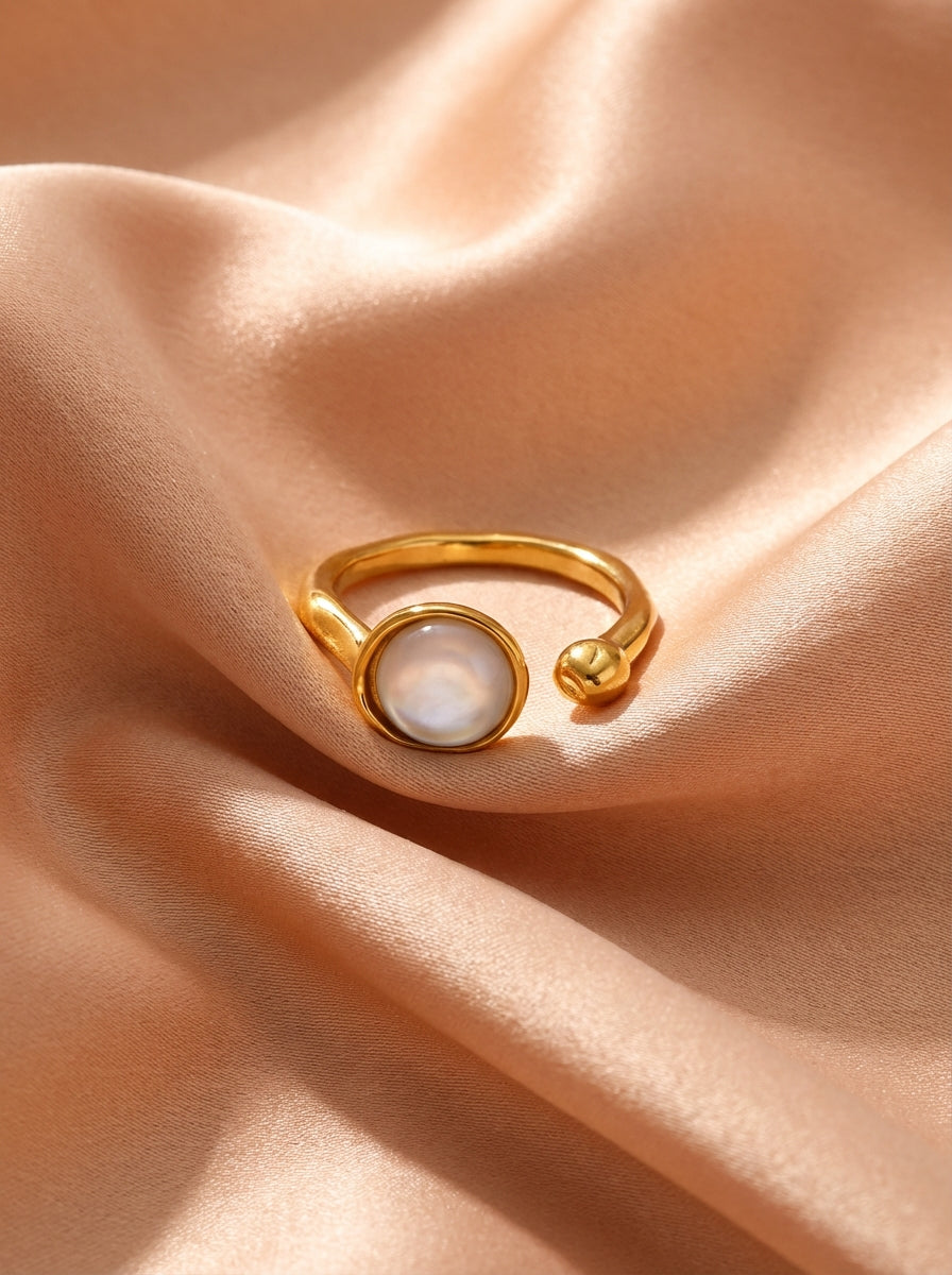 Bague Lumina | Nacre Naturelle & Acier Doré 24K – Univers Aquatique
