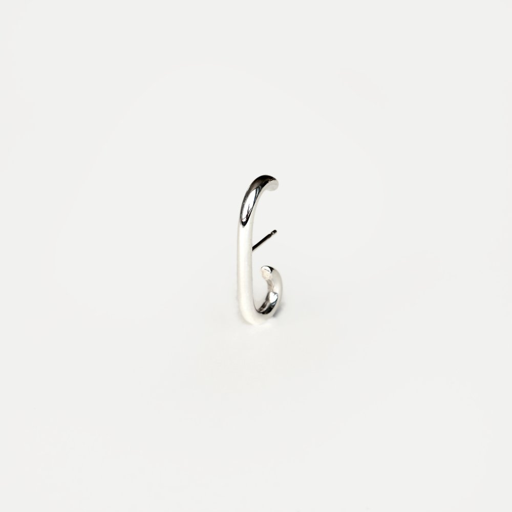 BOLD HUG EARRING