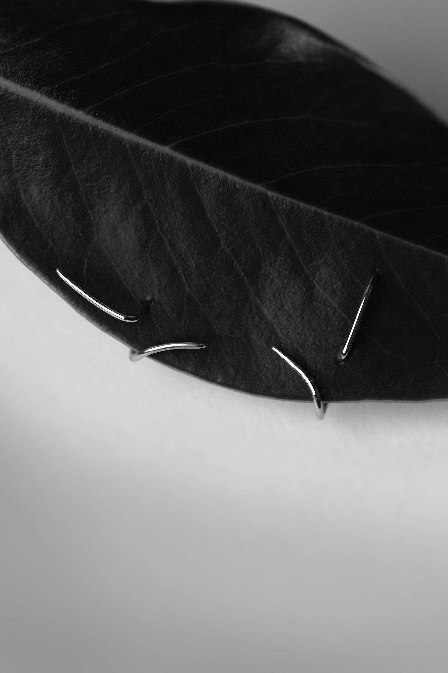 VINE VERTICAL EARRING