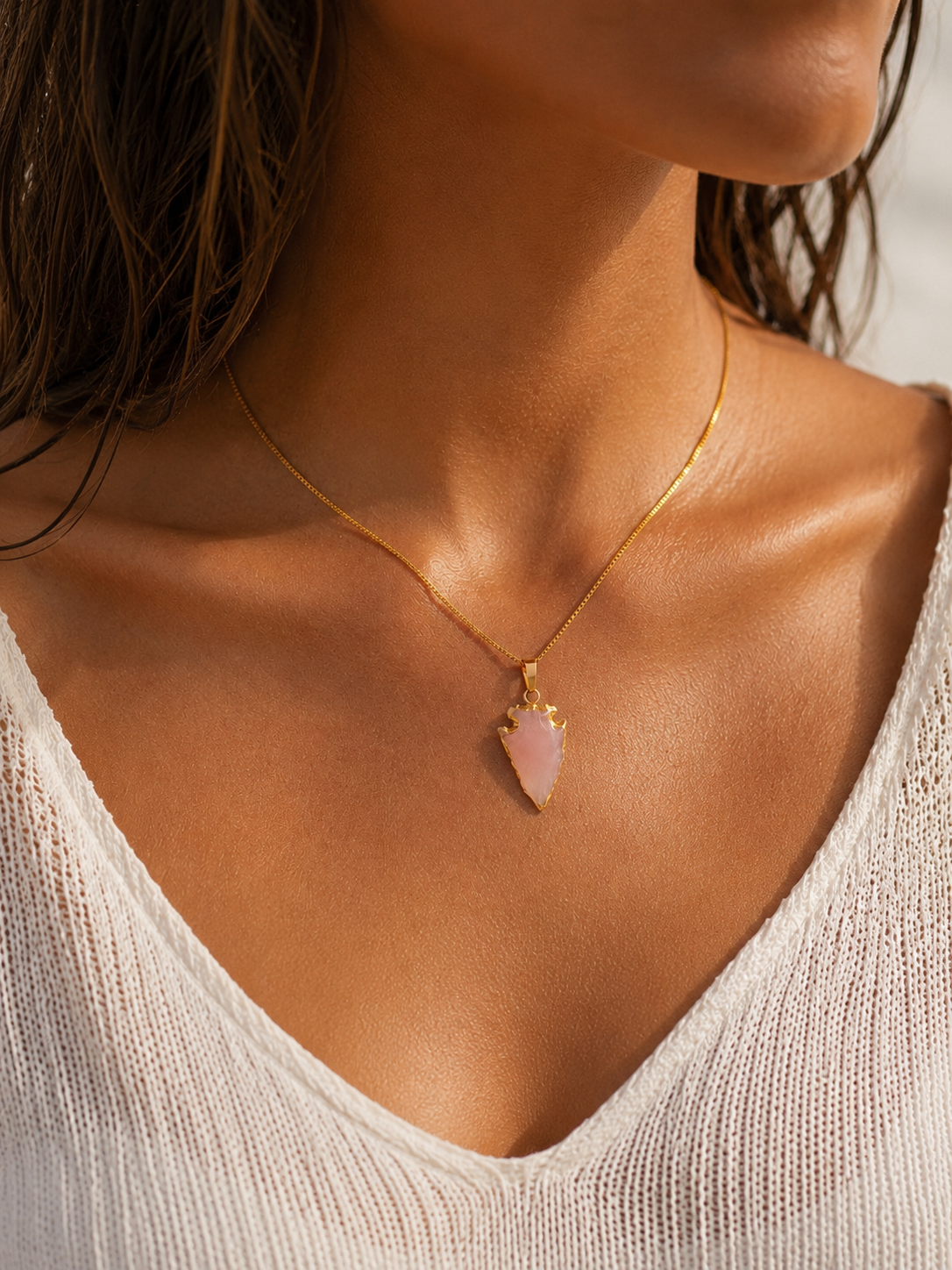 Collier ARAWAK Féminin | Pendentif Flèche Opale Rose & Or 24k – Univers Féminin