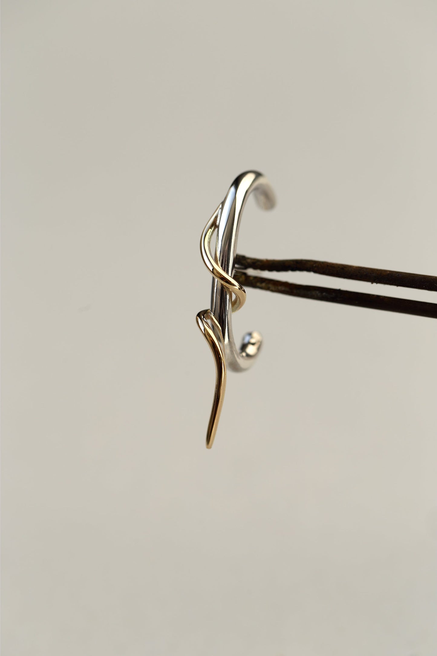 VINE HUG EARRING