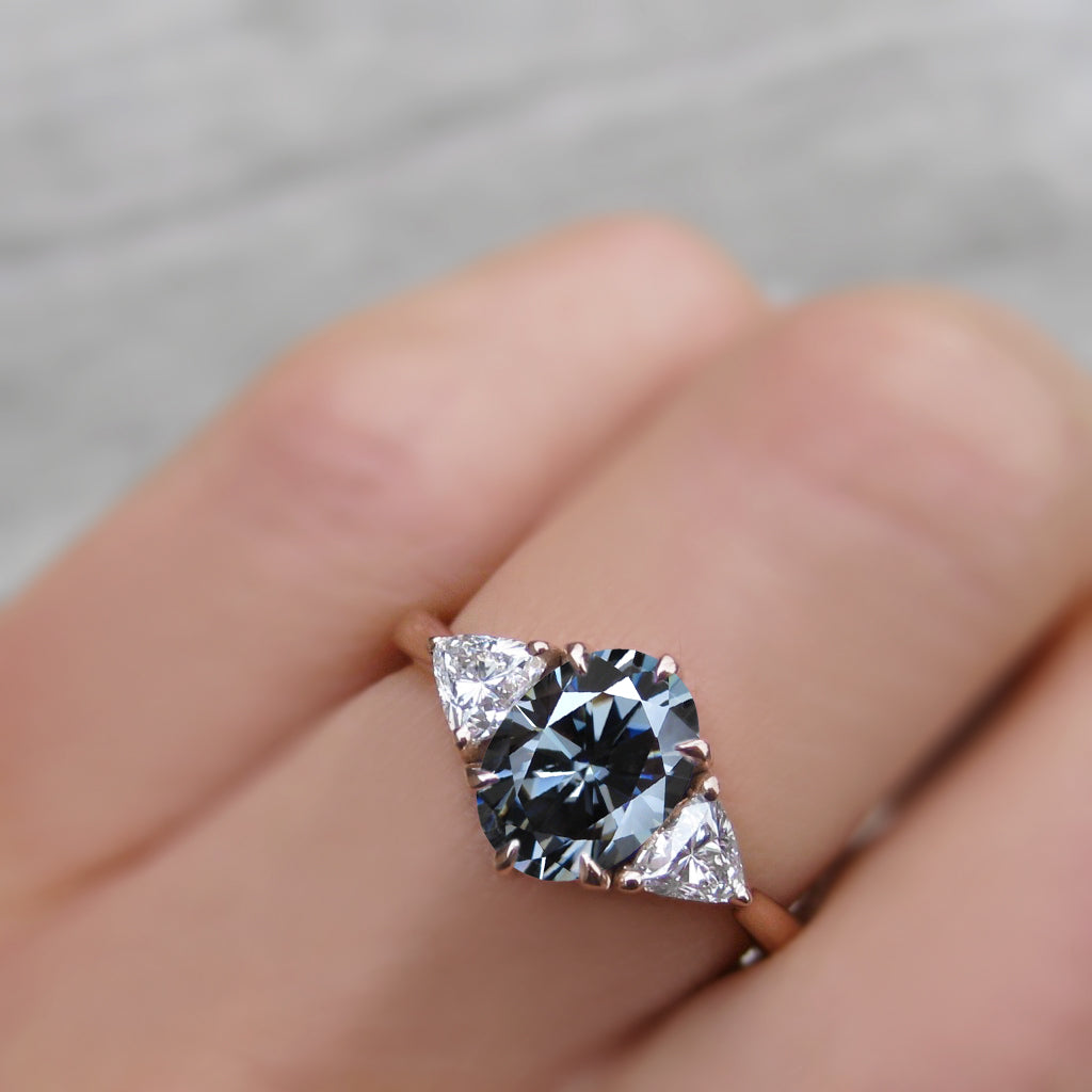・JUNO・Oval Iconic™ Dark Grey Moissanite Center, Trillion Diamonds (1.92ctw)