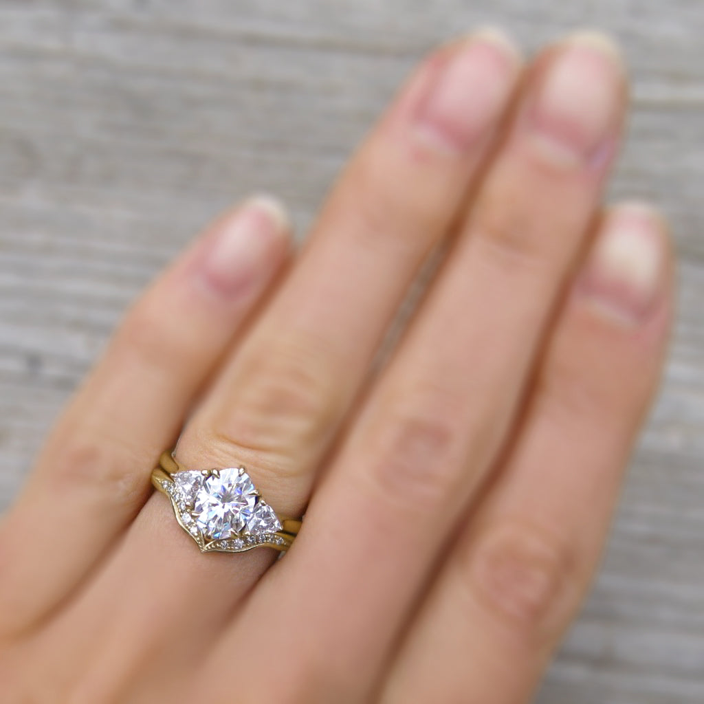 ・JUNO・Oval Moissanite Center, Trillion Diamonds (1.92ctw)