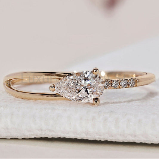 Pear Shaped Diamond Ring – Yellow Gold