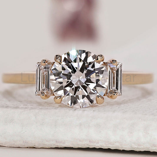 Round Cut 3 Stone Diamond Engagement Ring