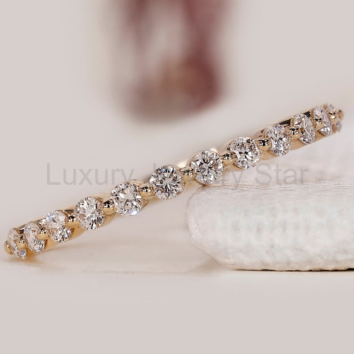Round Cut Diamond Wedding Band in Yellow Gold
