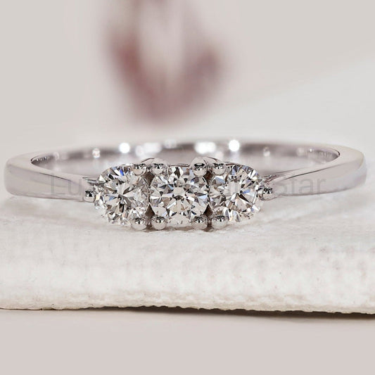 Round Diamond 3 Stone Band In White Gold