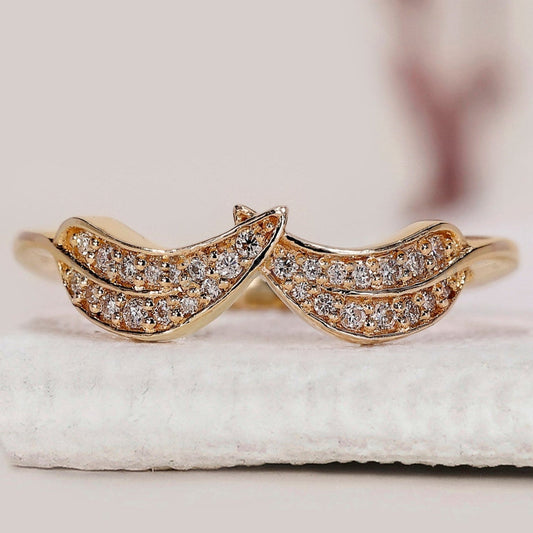 Round Diamond Leaf Ring In Yellow Gold