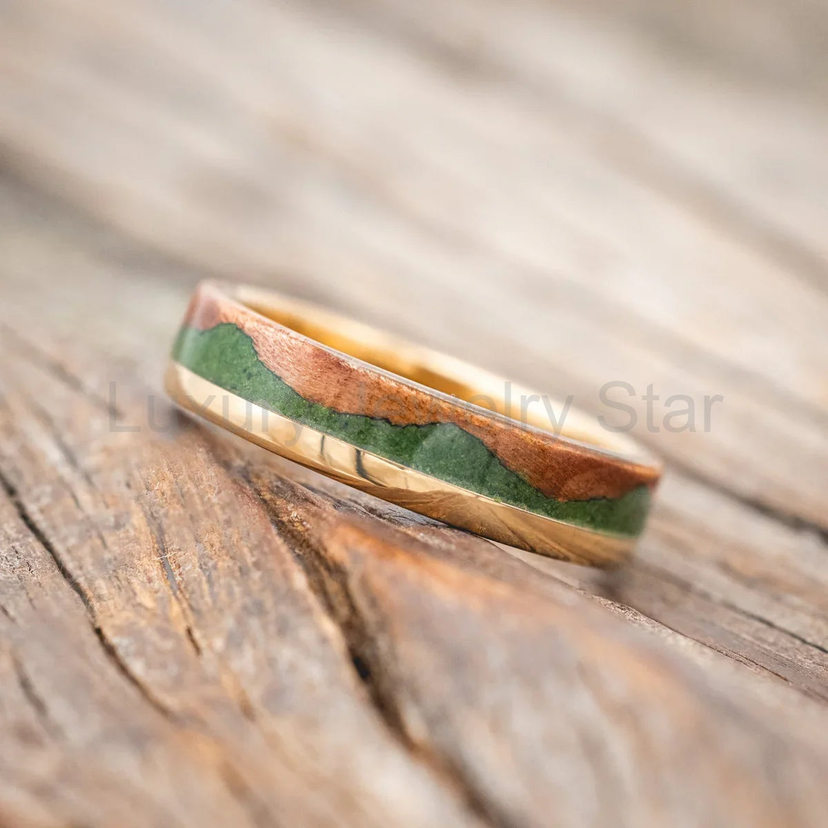 "Ezra" - Redwood & Moss Wedding Ring - 14K Yellow Gold (6mm) - Size 7 3/4