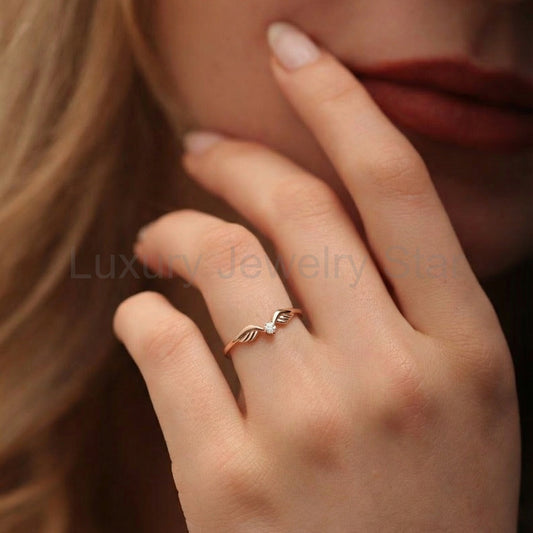 Angel‘s Whisper | V-Wing Solitaire Diamond Wedding Band