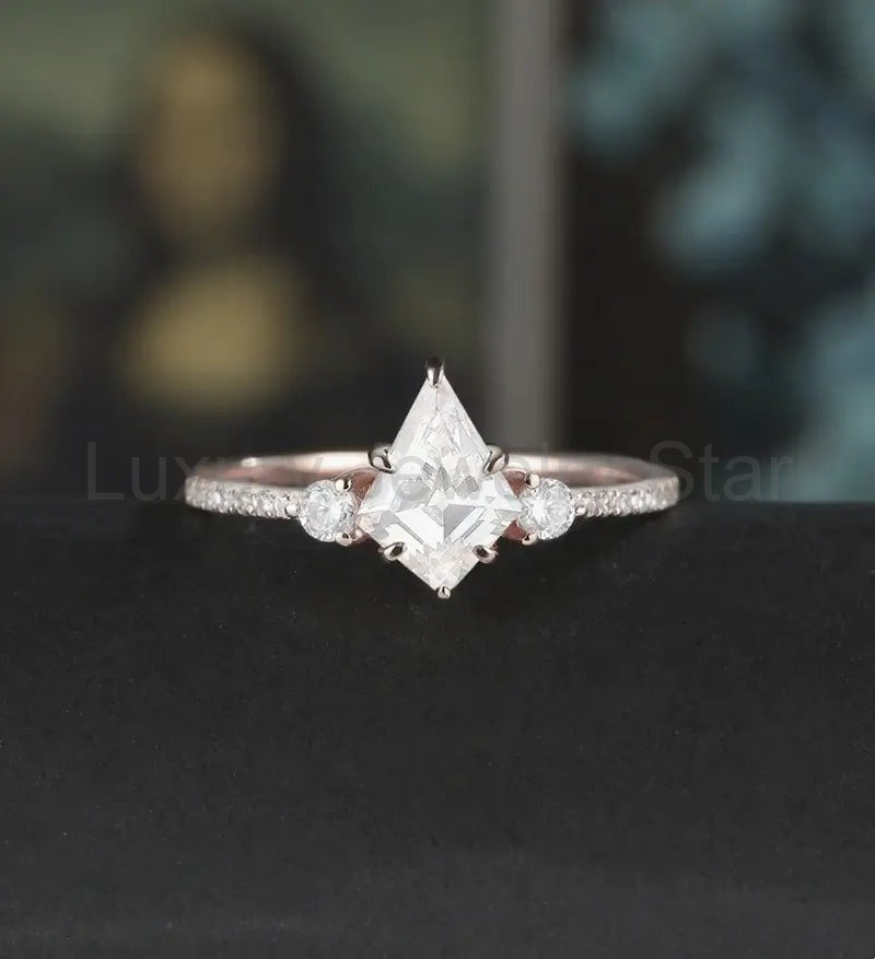 Kite Cut Moissanite Engagement Ring Solid Gold Round Cut Diamond Wedding Ring Unique 14K/18K gold