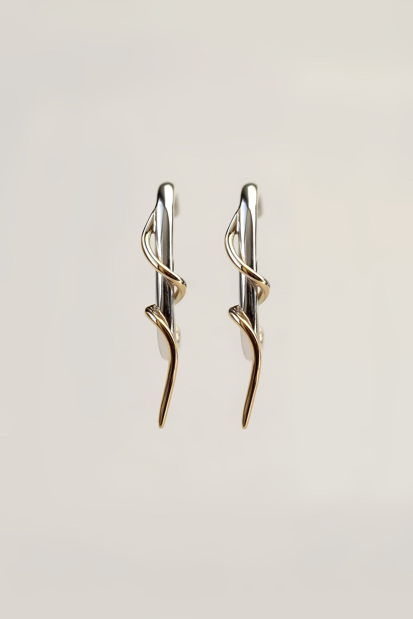 VINE HUG EARRING