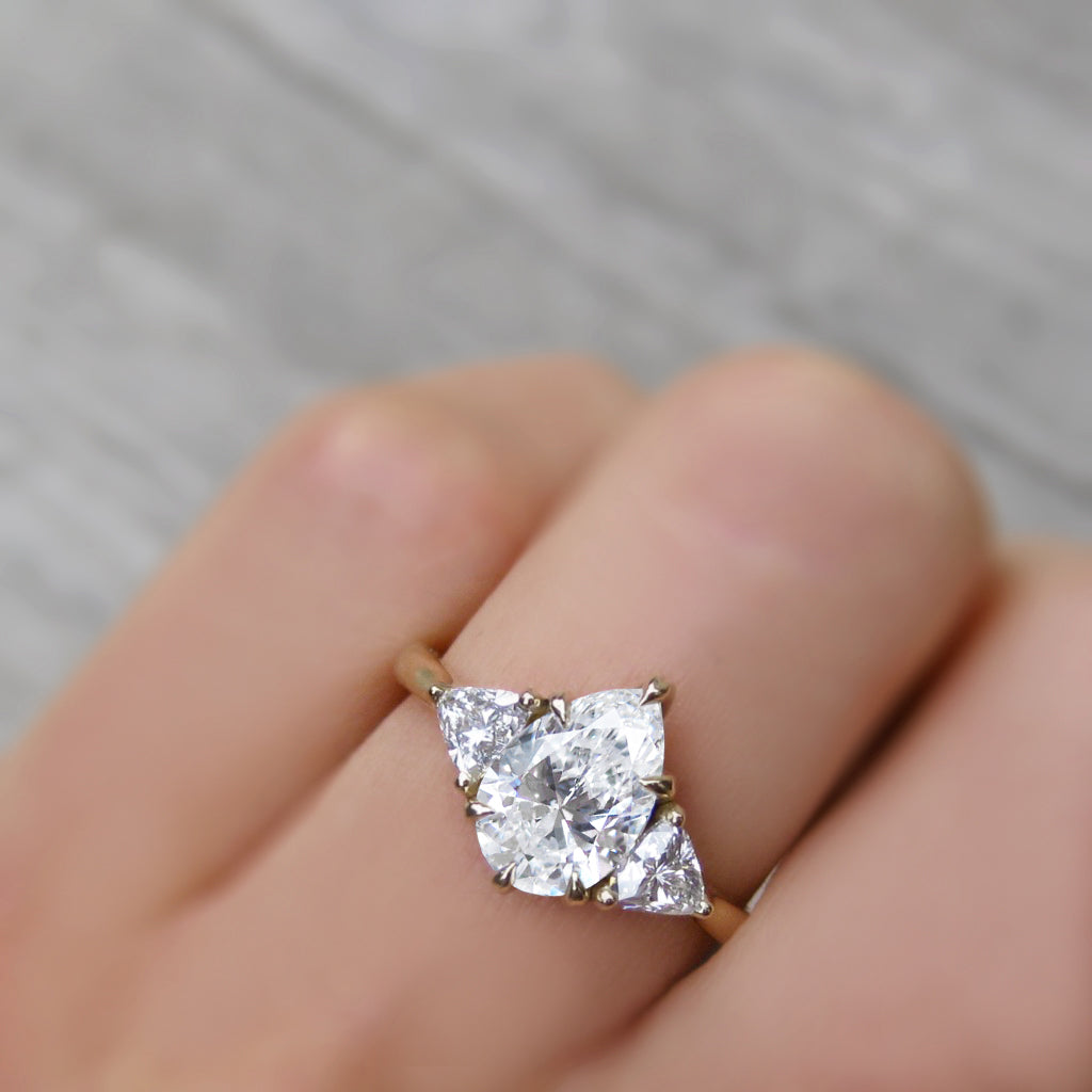・BRYNN・Pear Lab-Grown Diamond Center, Trillion Diamonds (1.58ctw)