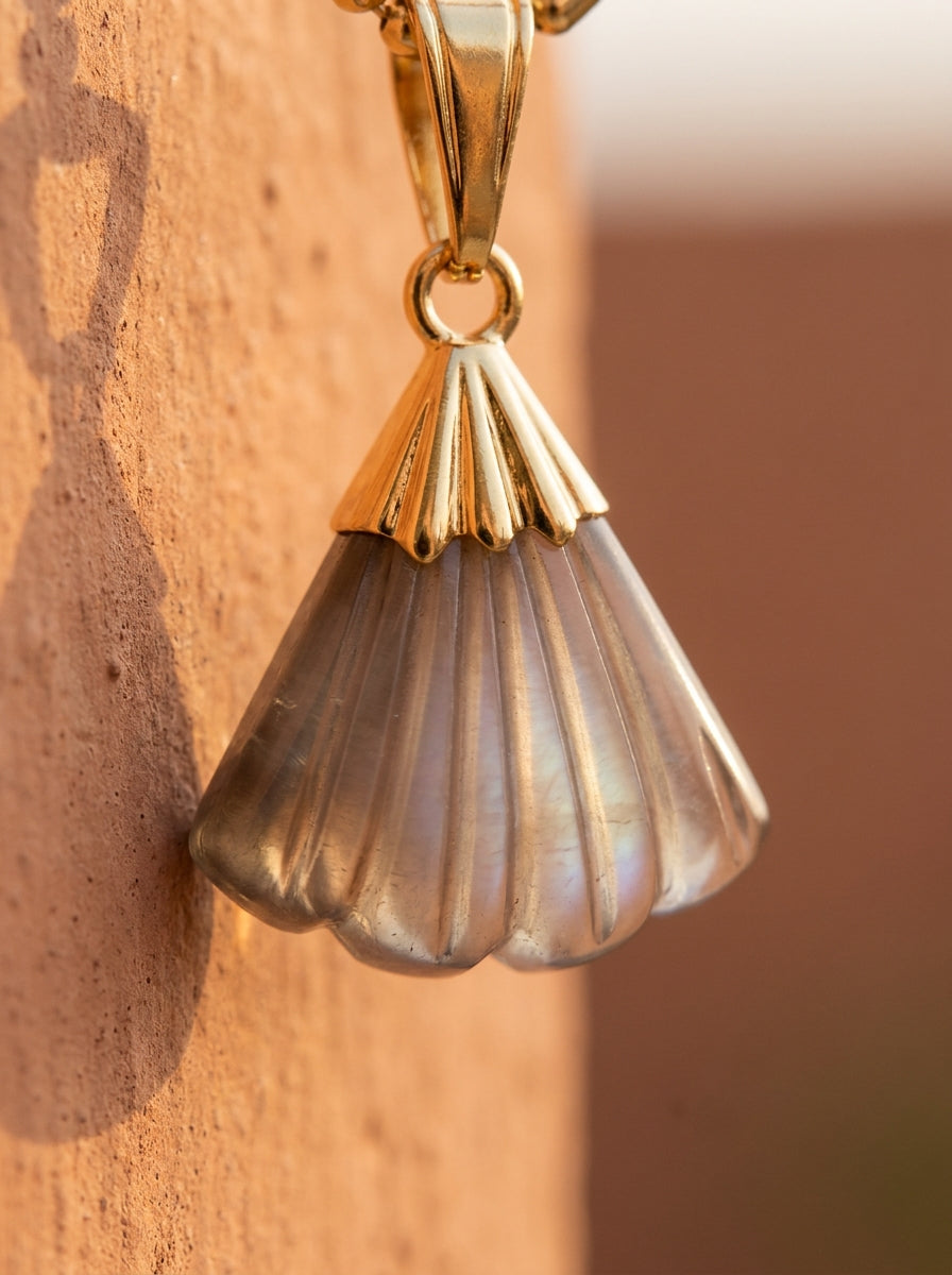 Collier CANDACE Solaire | Pendentif Éventail Pierre Sculptée – Univers Solaire