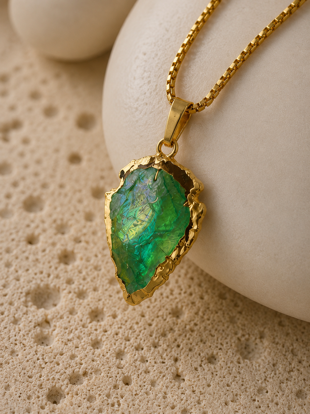 Collier ARAWAK Végétal | Pendentif Flèche Quartz Aura Vert & Or 24k – Univers Végétal