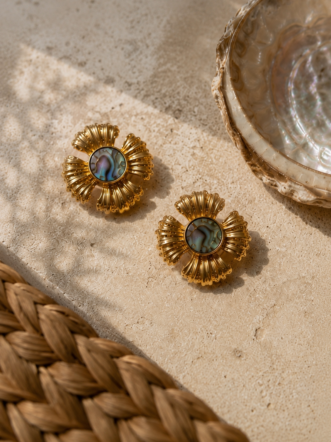 Boucles d'Oreilles HIBISCUS ABALONE - Fleur Dorée Abalone Irisée - Bijou Aquatique Plaqué Or 18K