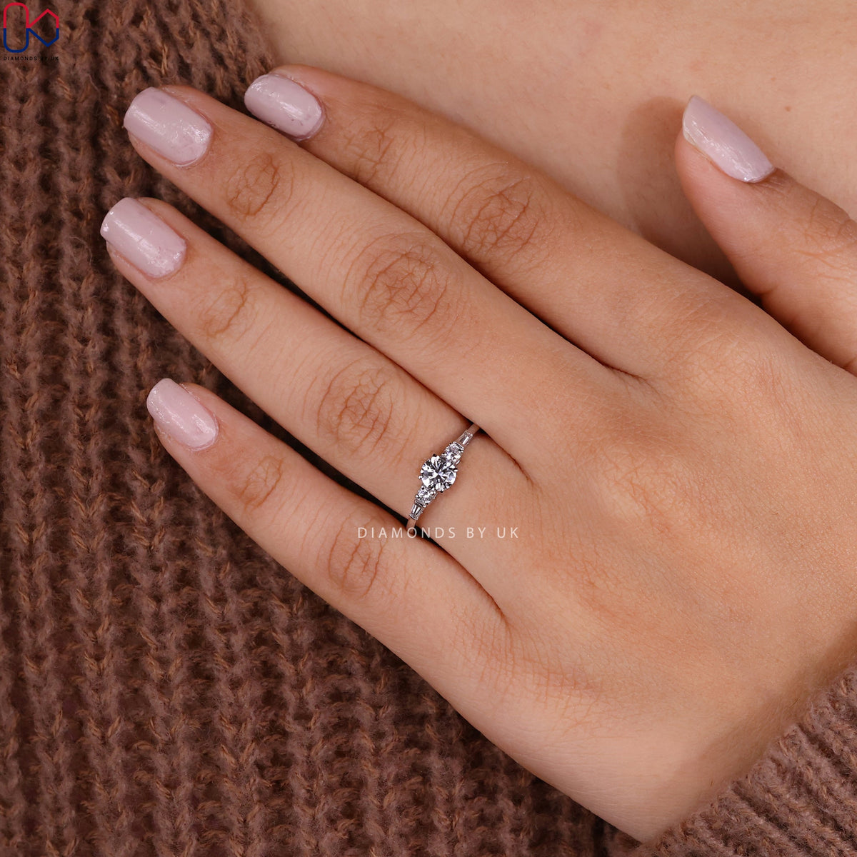 Round Cut 5 Stone Diamond Ring In White Gold