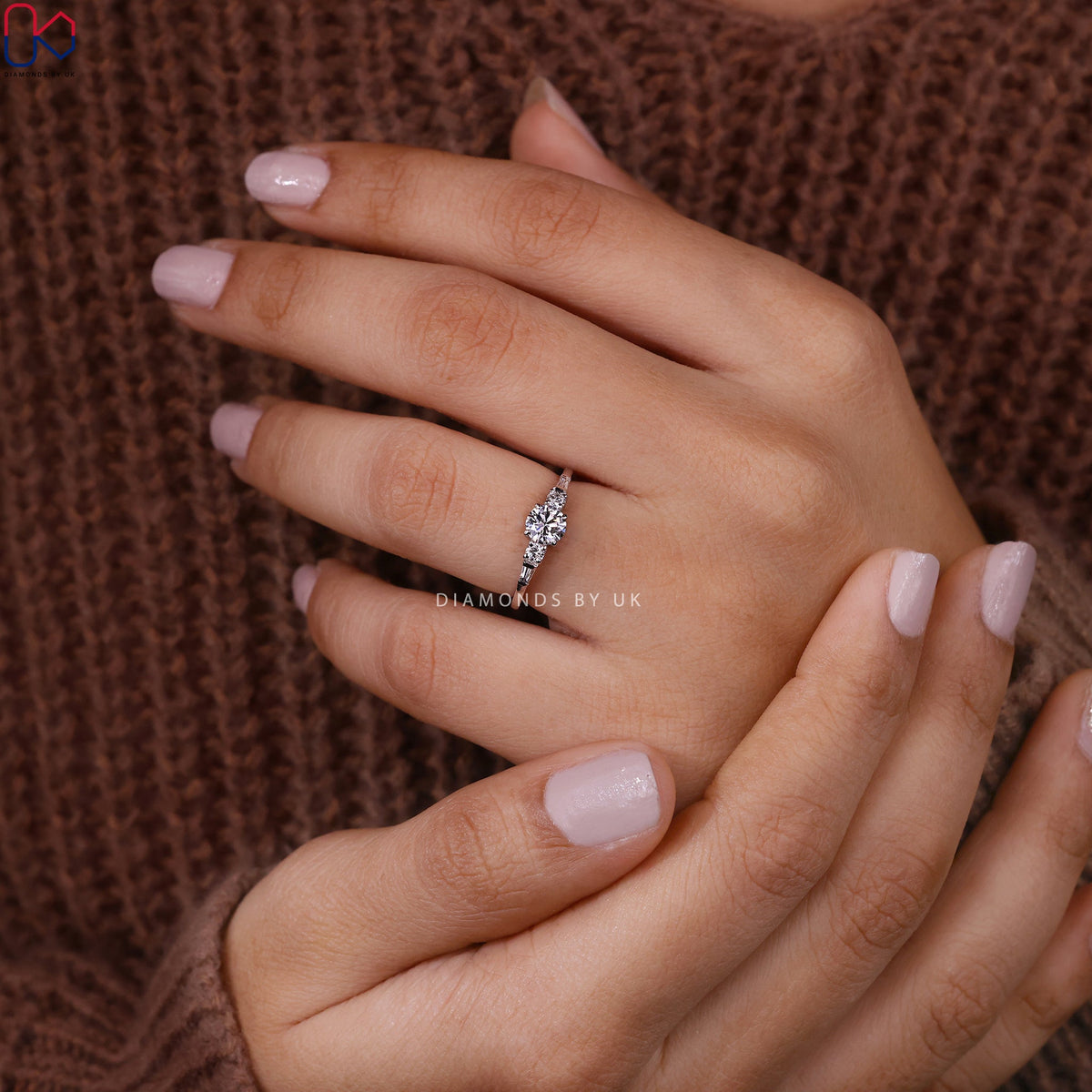 Round Cut 5 Stone Diamond Ring In White Gold
