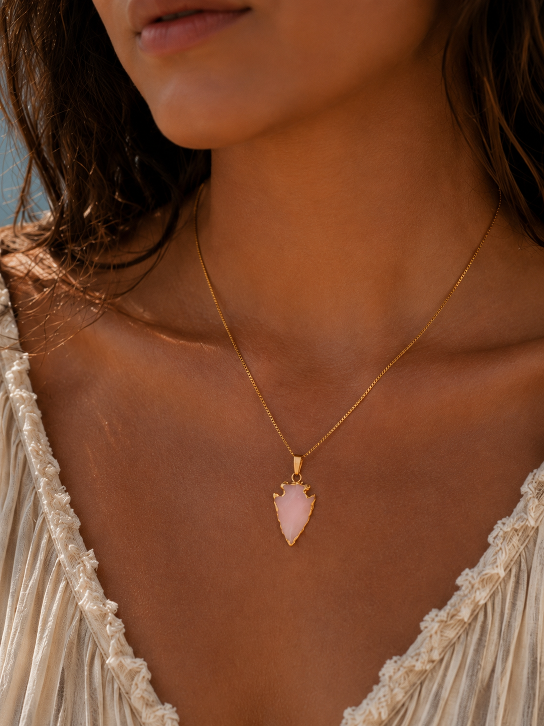 Collier ARAWAK Féminin | Pendentif Flèche Opale Rose & Or 24k – Univers Féminin