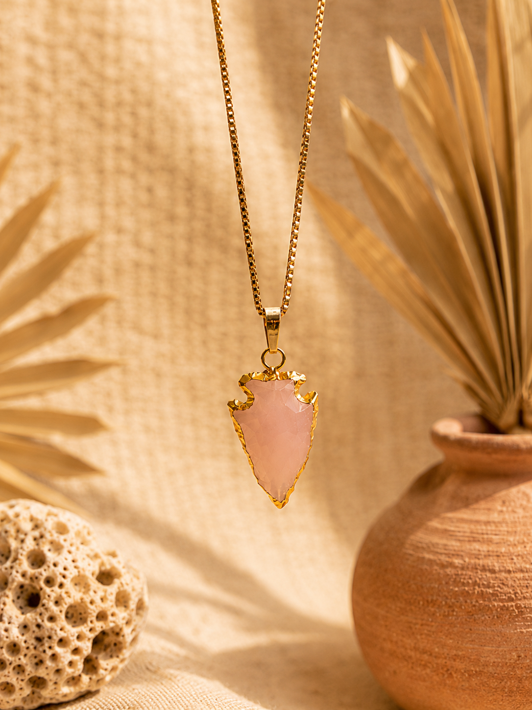 Collier ARAWAK Féminin | Pendentif Flèche Opale Rose & Or 24k – Univers Féminin