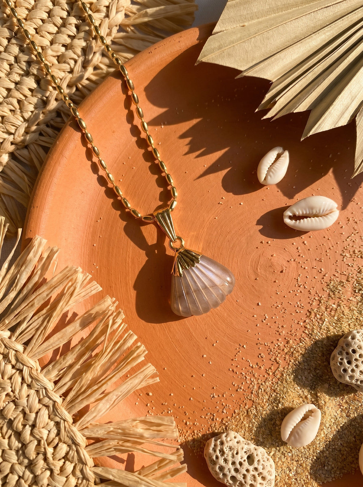 Collier CANDACE Solaire | Pendentif Éventail Pierre Sculptée – Univers Solaire