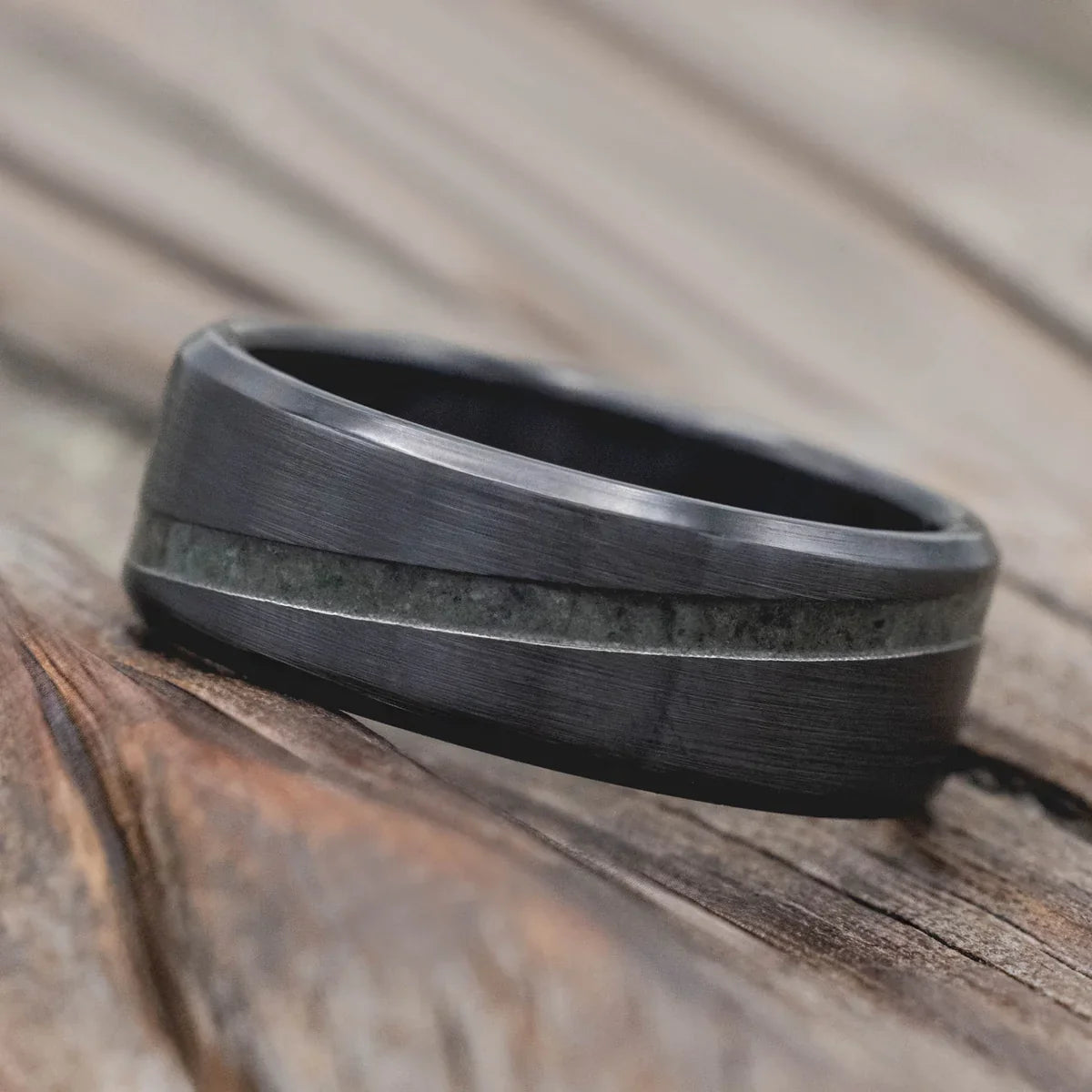 "Ronan" - Wedding Band With An Angled Moss Agate Inlay And A Brushed Finish - Black Zirconium (8mm) - Size 9 1/2