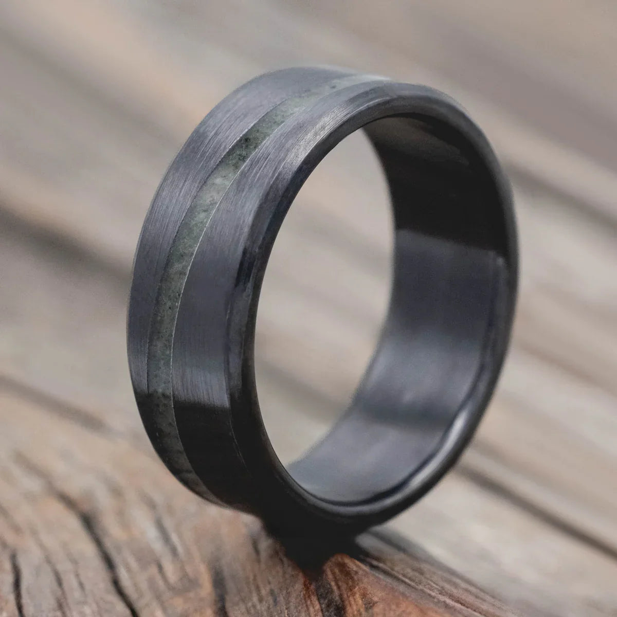 "Ronan" - Wedding Band With An Angled Moss Agate Inlay And A Brushed Finish - Black Zirconium (8mm) - Size 9 1/2