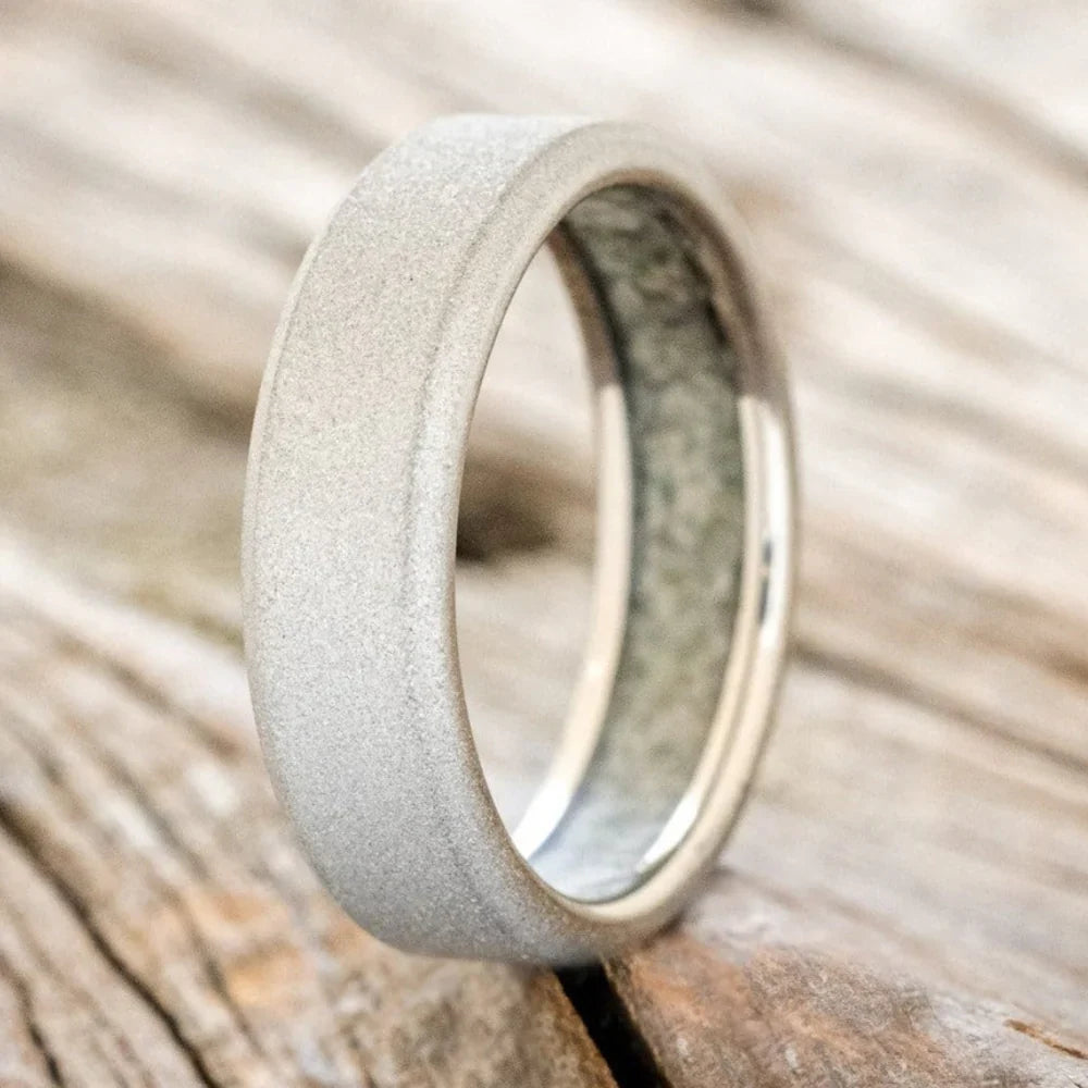 "Hyperion" - Crushed Moss Agate Lined Wedding Band With A Sandblasted Finish - Titanium (6mm) - Size 10 3/4