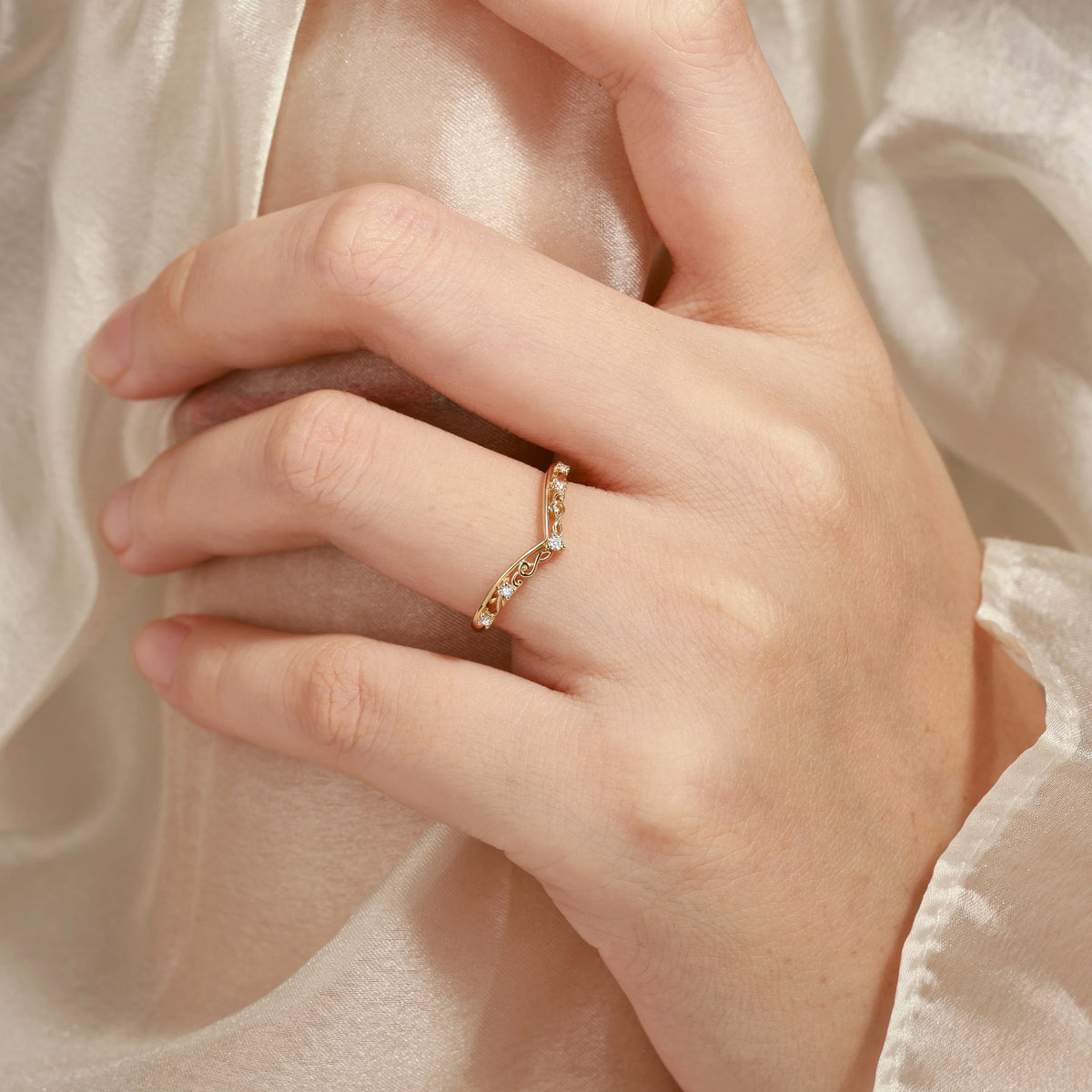 Melody Musical Note Moissanite Wedding Band