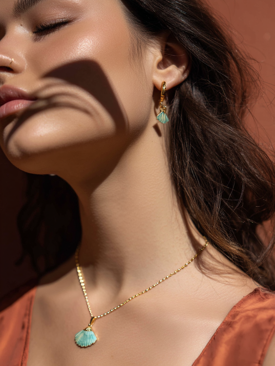 Collier CANDACE Aqua | Pendentif Éventail Pierre Sculptée – Univers Aquatique