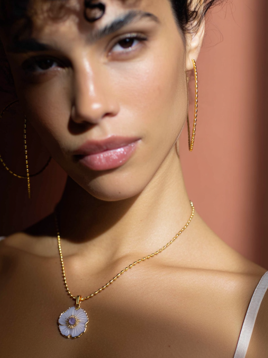 Collier Hibiscus | Pendentif Fleur Nacre & Pierre Naturelle – Univers Végétal