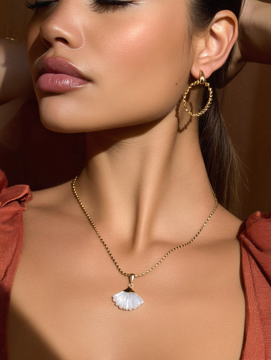 Collier CANDACE Aqua | Pendentif Éventail Pierre Sculptée – Univers Aquatique