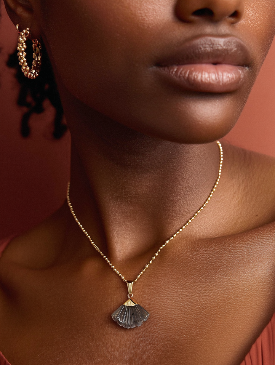 Collier CANDACE Terre | Pendentif Éventail Pierre Sculptée – Univers Terre