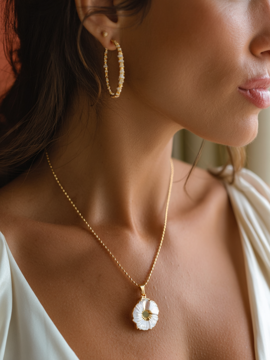 Collier Hibiscus | Pendentif Fleur Nacre & Pierre Naturelle – Univers Végétal