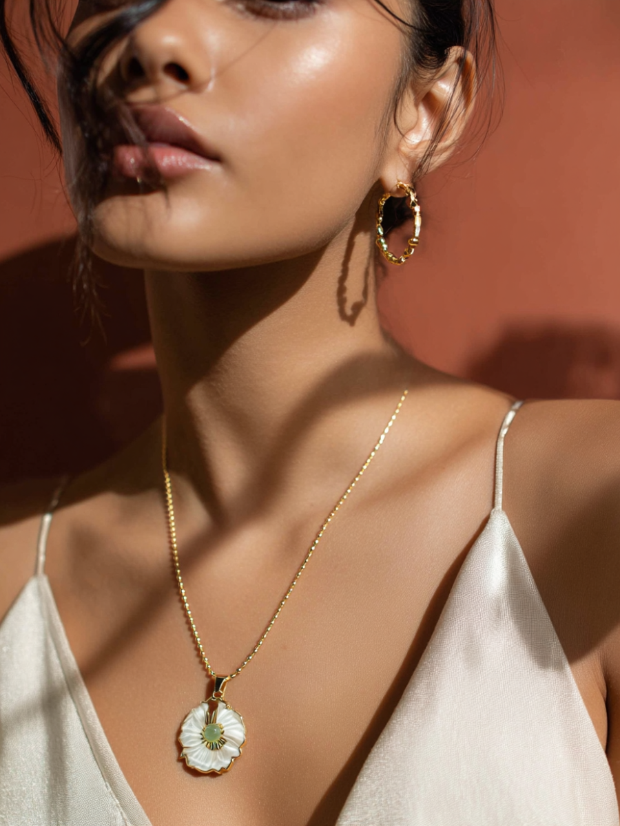 Collier Hibiscus | Pendentif Fleur Nacre & Pierre Naturelle – Univers Végétal
