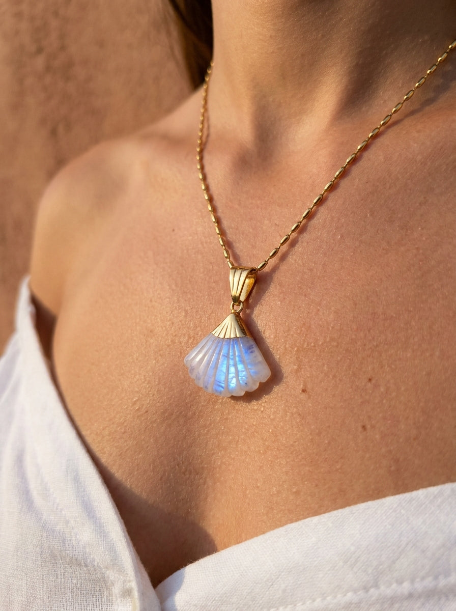 Collier CANDACE Aqua | Pendentif Éventail Pierre Sculptée – Univers Aquatique