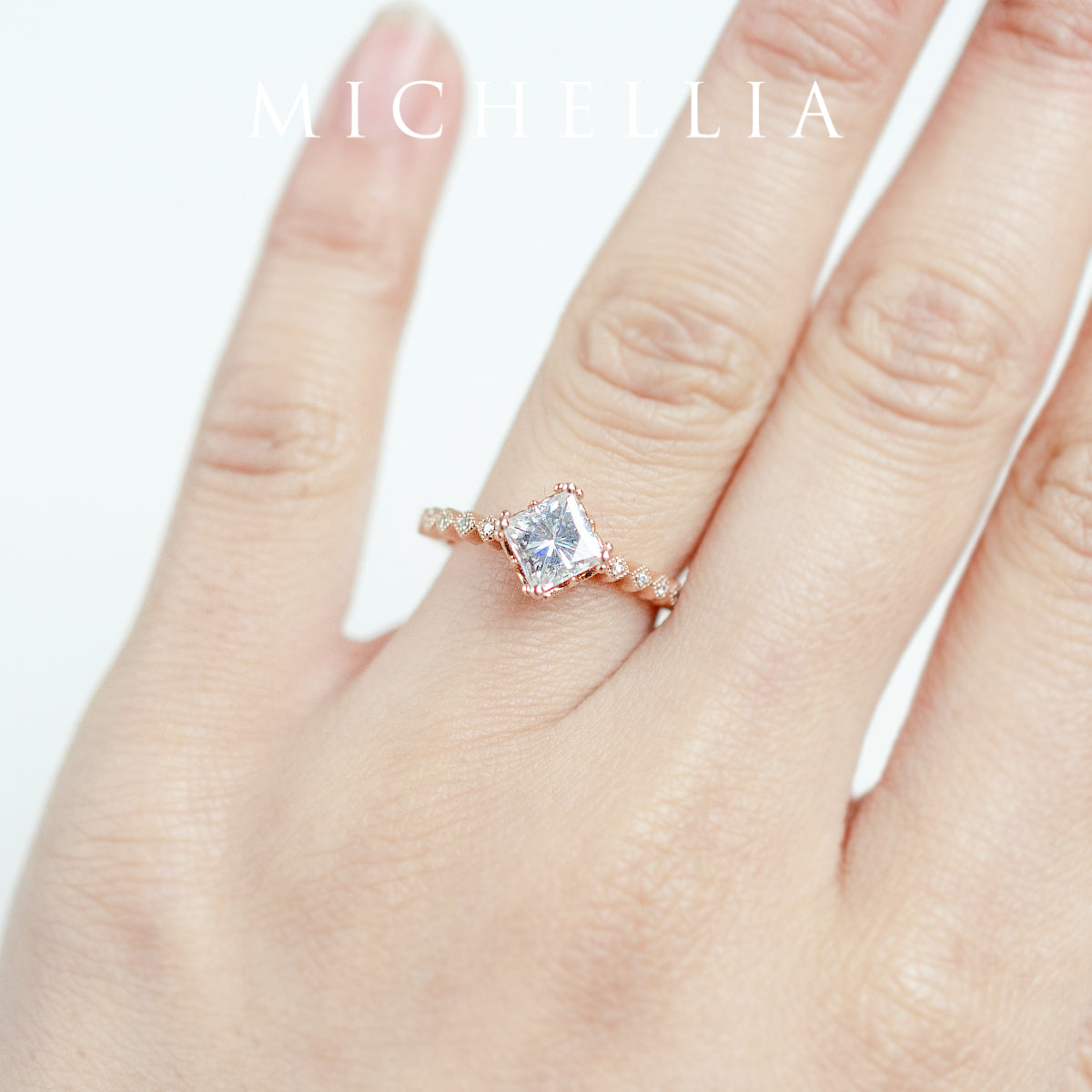 [Astoria] Fleur De Lis Square Princess Cut Engagement Ring in Diamond / Moissanite