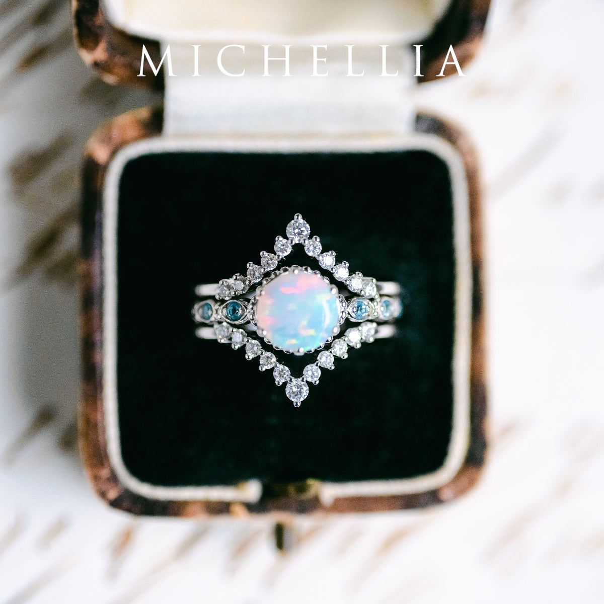 [Evelyn] Vintage Classic Crown Engagement Ring in Lab Emerald