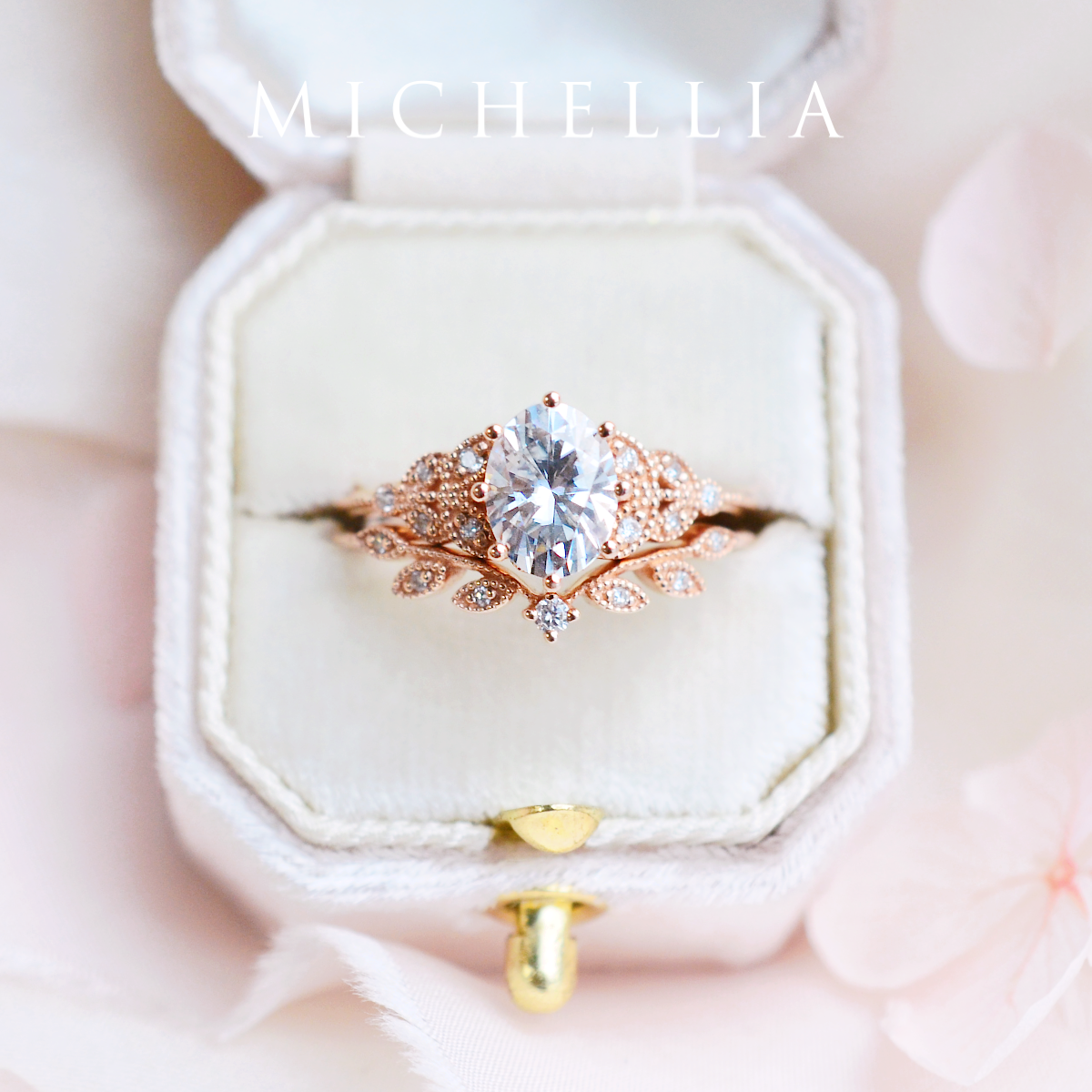 [Olivia] Classic Floral Oval Engagement Ring in Diamond / Moissanite