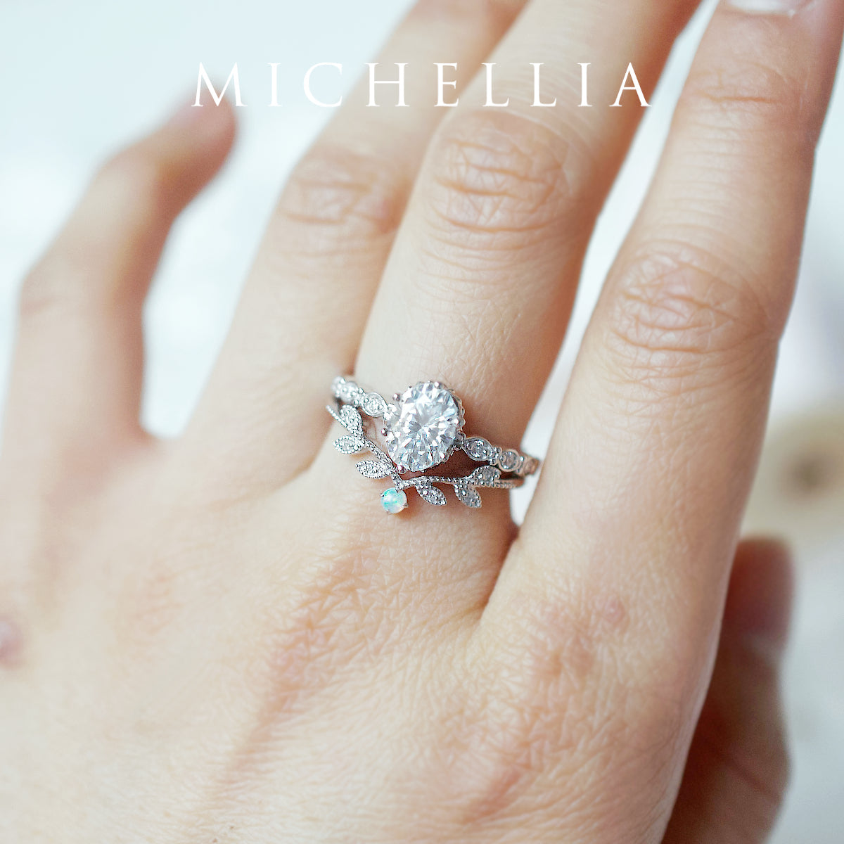 [Evelina] Vintage Classic Crown Oval Engagement Ring in Diamond / Moissanite