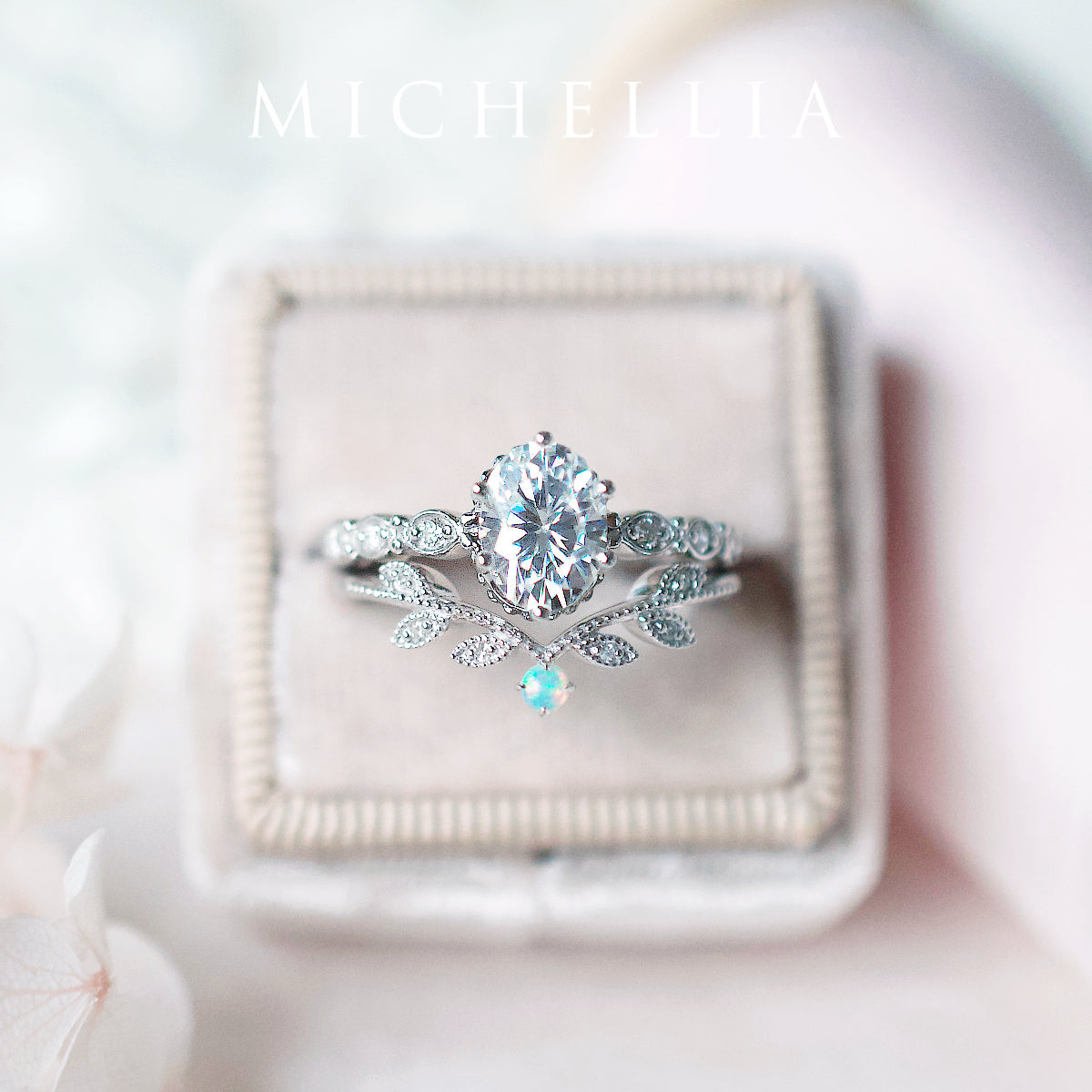 [Evelina] Vintage Classic Crown Oval Engagement Ring in Diamond / Moissanite