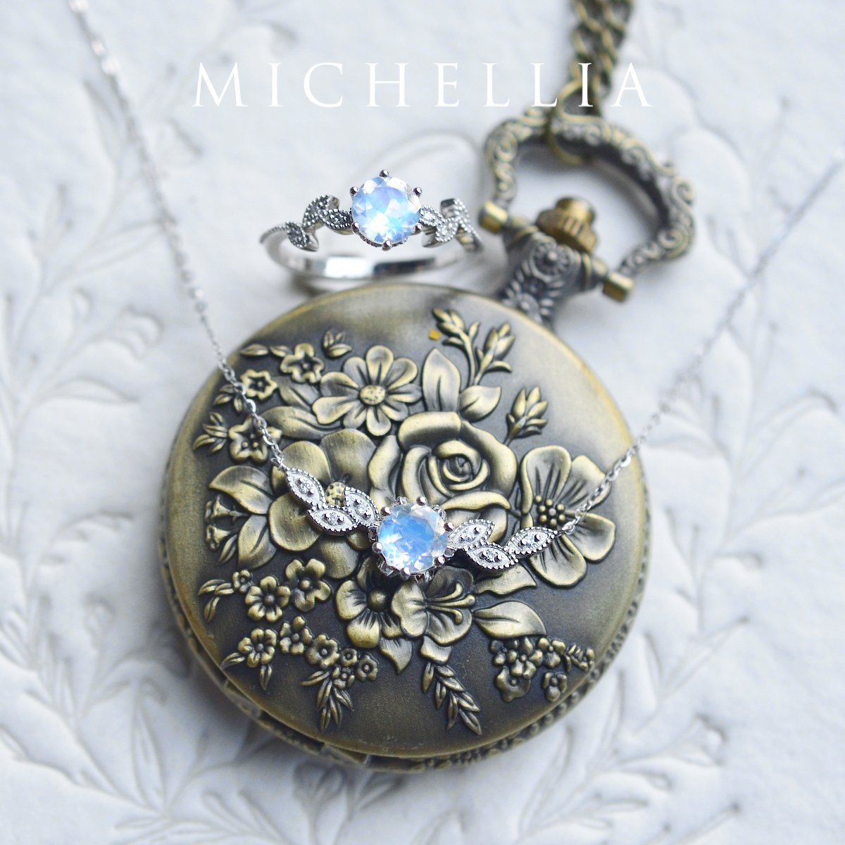[Dahlia] Floral Leaf Necklace in Moonstone