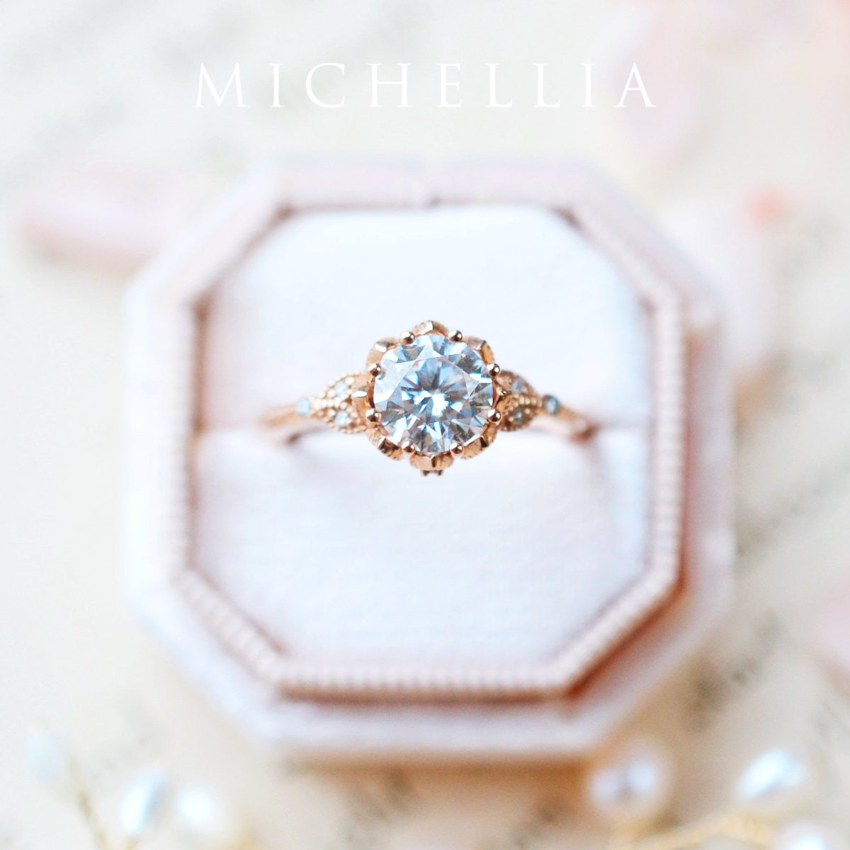 [Evanthe] Vintage Floral Engagement Ring in Diamond / Moissanite