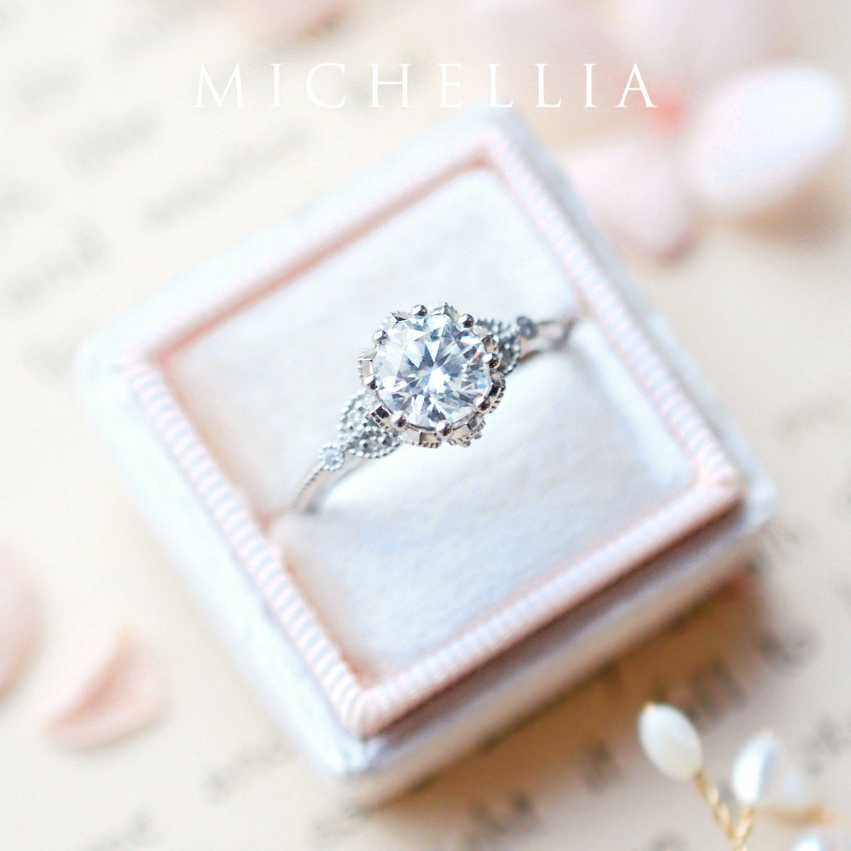[Evanthe] Vintage Floral Engagement Ring in Diamond / Moissanite