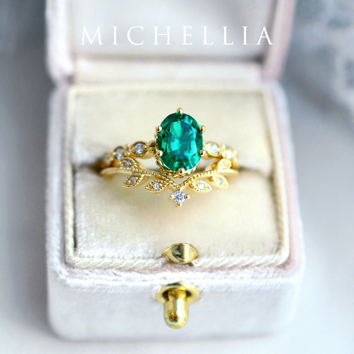 [Evelina] Vintage Classic Crown Oval Engagement Ring in Emerald